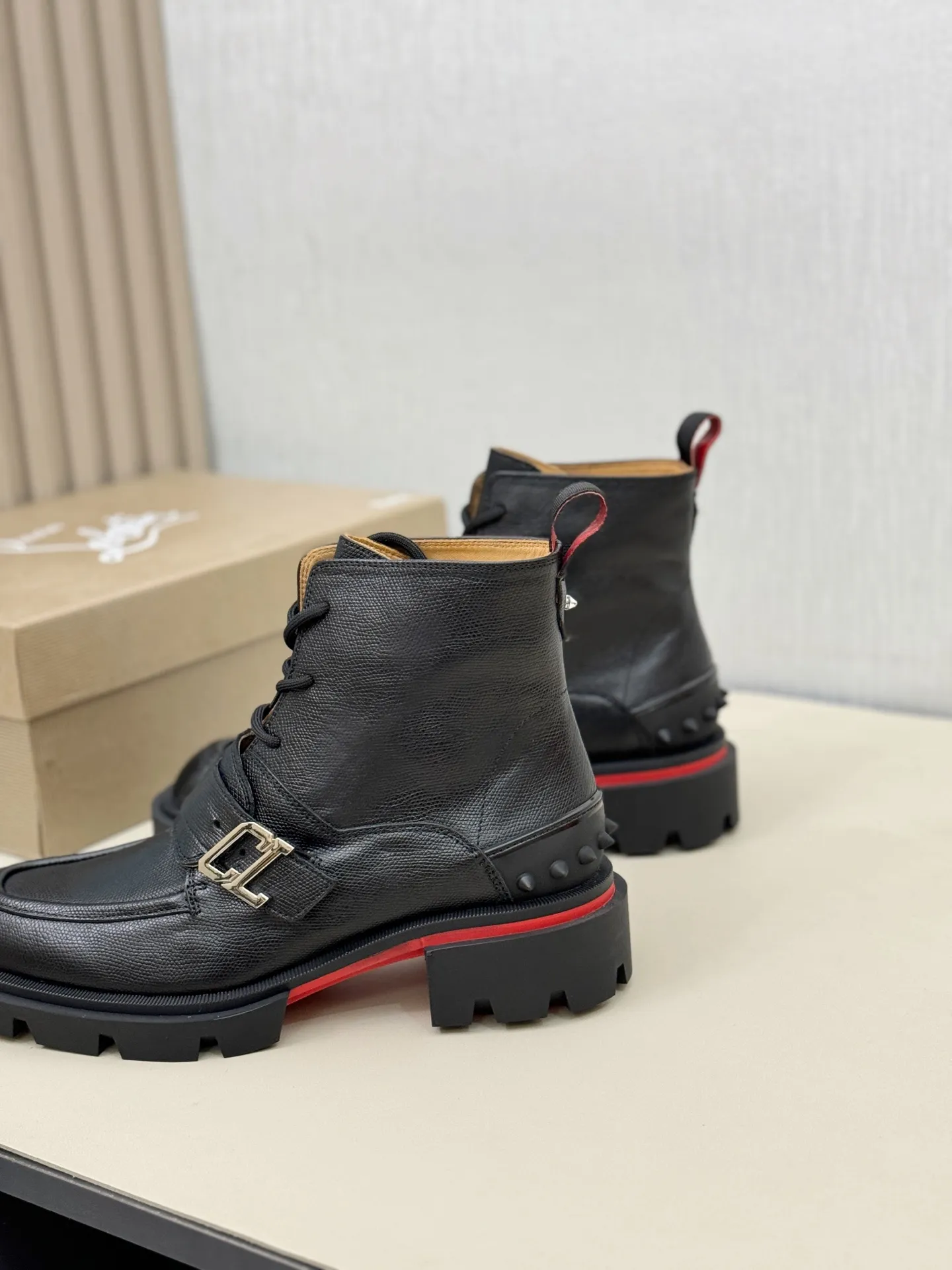 [CL～High-end men’s red-soled shoes] Top P: 940💰. Size: 39-44 (38.45.46 can be customized) 🆑Top original purchase agent Imported open-edge bead fabric and water-dyed cowhide inside 🉑️ Imported TPU rubber sole, wear-resistant and non-slip, full of European style.